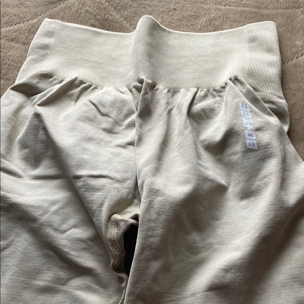Bo+Tee beige leggings